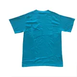 Remera color mostaza con logo de la marca Etnies estampado en el pecho.