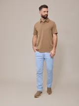 Pantalón de jean celeste elastizado, corte slim fit.