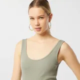 Musculosa verde oliva de algodón con cuello redondo y sisas anchas.