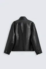 Cazadora cropped de piel negra, con cuello alto, cierre frontal con cremallera, bolsillos de parche en el pecho y puños con botón.