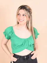Crop top color verde con escote redondo, mangas cortas abullonadas y fruncido en el busto.