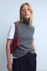 Top gris de cuello alto y sin mangas.