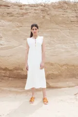Vestido midi blanco de algodón, corte recto y sin mangas.