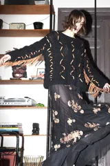 Sweater celeste de lana mohair con diseño de trenzas y apliques de cuero color suela.