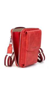 Bandolera porta celular negra de símil cuero con bolsillo frontal con tapa, cierre perimetral, correa de galón regulable y desmontable, y múltiples compartimentos internos para tarjetas y billetes.