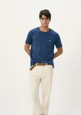 Camiseta básica color verde con cuello redondo y manga corta.