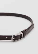 Cinturón de mujer en color gris con hebilla metálica y diseño minimalista.