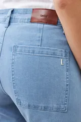Jean culotte celeste de tiro alto, corte ancho y bolsillos delanteros.
