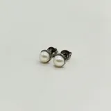 Par de caravanas de plata 925 con perlas de río blancas de 5.5mm de diámetro y cierre de rosca.