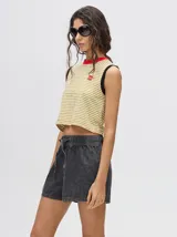 Short de denim color camel con cordón ajustable en la cintura y corte relajado. Presenta un pequeño bordado de un sol amarillo en el bolsillo trasero derecho.