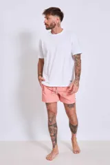 Short de baño color marrón con cordón ajustable en la cintura y logo estampado en blanco en la pierna izquierda.