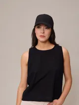 Gorro con visera color beige confeccionado en lino, con logo bordado en el lateral.