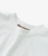 Musculosa blanca sin mangas, modelo muscle tee, con cuello redondo.