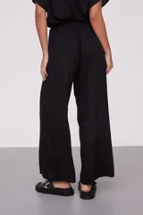 Pantalón negro de corte ancho y tiro alto.