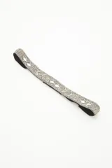 Cinturón elástico bordado en mostacillas y canutillos plateados, con apliques de strass y espejos en forma de triángulos.
