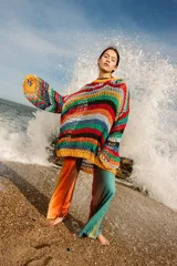 Sweater tejido a mano de algodón, con rayas horizontales de colores amarillo, rojo, verde, azul, blanco y negro.