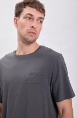 Remera gris oscuro de manga corta con cuello redondo y estampado en relieve con texto "INF Space Expands".