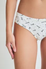 Culotte blanco con estampado de palabras en negro.
