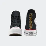 Championes Converse Chuck Taylor All Star Lift Platform, color negro con estampado de leopardo en el talón. Zapatillas de caña alta con plataforma, capellada de lona y logo circular en el lateral interno.