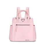 Mochila color beige con doble asa de mano y tiras ajustables para la espalda. Tiene un bolsillo frontal con cierre y un bolsillo lateral abierto.