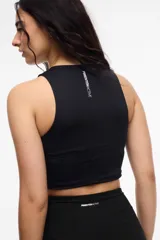 Top deportivo negro, corto, con escote redondo y copas removibles.