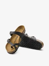 Sandalias Birkenstock modelo Mayari, color negro, con dos tiras ajustables con hebilla y tira entre los dedos.