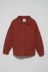 Chaqueta acolchada color ladrillo con cuello camisero, cierre frontal con botones a presión y bolsillos laterales.