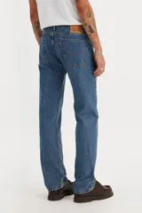 Pantalón de jean celeste, corte recto, con bragueta con cierre y cinco bolsillos.