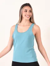 Musculosa verde azulado de breteles anchos y escote redondo.