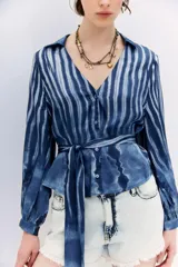 Camisa de manga larga con escote en V y lazo en la cintura, confeccionada en viscosa con estampado de rayas.