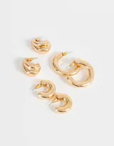 Set de tres pares de aros argolla dorados de diferentes tamaños, estilo chunky.