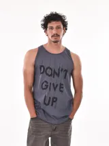 Musculosa blanca con estampado de una tabla de surf en la playa.