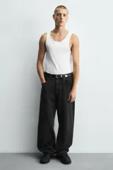 Zapatillas deportivas color crema con cordones, suela gruesa con diseño irregular y detalles en gris.