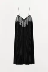 Vestido midi negro de tejido plisado, con escote pico, tirantes finos ajustables y aplicación de encaje y bordados florales combinados a contraste.
