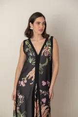 Vestido largo rojo con estampado floral, escote en V y vivos negros.