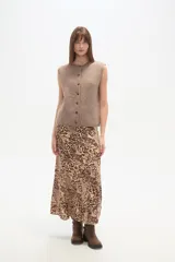 Chaleco de tejido de punto acanalado, color marrón claro jaspeado, sin mangas y con cierre frontal de botones pequeños.