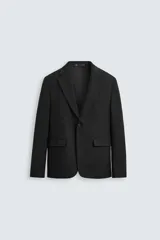 Blazer negro de corte regular fit, confeccionado en tejido con viscosa. Tiene cuello con solapas de muesca, manga larga con puños abotonados, bolsillo de vivo en el pecho, bolsillos de solapa en la cadera, bolsillo interior, aberturas en la espalda y cierre frontal con botones.