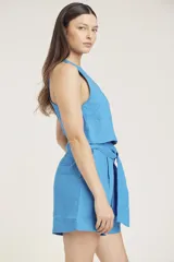 Top corto azul vibrante, sin mangas y con cuello redondo, de tejido ligero y corte recto.