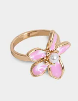 Anillo dorado con forma de flor con pétalos rosas y centro de perla.