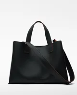 Bolso tipo tote grande color marrón, con doble asa de mano y correa larga extraíble. Interior con dos compartimentos y bolsillo central con cierre.