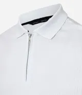Remera polo blanca de algodón con cuello inglés y cremallera.