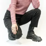 Bota Chelsea blanca de cuero sintético con elásticos laterales negros y suela track negra.