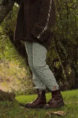 Pantalón de pana estampada con flores pequeñas.
