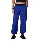 Pantalón negro de mujer, de corte recto y tiro alto, con cintura elástica ajustable con cordón, bolsillos laterales y bolsillo adicional en la pierna. Cuenta con puños ajustables con cordón y forro de malla para mayor transpirabilidad.