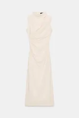 Vestido midi color blanco hueso, sin mangas, con cuello alto y detalle de drapeado fruncido en el lateral izquierdo del torso.