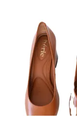 Zapato de cuero color caramelo con punta ligeramente redondeada y tacón bloque de 6 cm con diseño geométrico en negro y madera.