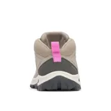 Bota de senderismo para mujer marca Columbia, modelo Transverse Hike. Confeccionada con una parte superior de cuero y malla impermeable con tecnología Omni-Tech™. Cuenta con entresuela TechLite™ para amortiguación y suela de goma Omni-Grip™ de alta tracción. Presenta cordones en color fucsia y detalles en gris oscuro.