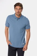 Remera polo azul de piqué liso, con cuello de rib y botones personalizados.