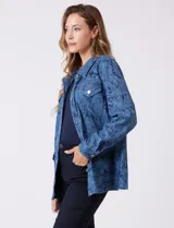 Camperita de tencel color azul con estampado paisley, cuello solapa y cierre frontal con botones. Incluye bolsillos en el pecho y en la parte inferior.