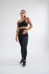 Calza deportiva negra con estampado de líneas onduladas en relieve.
